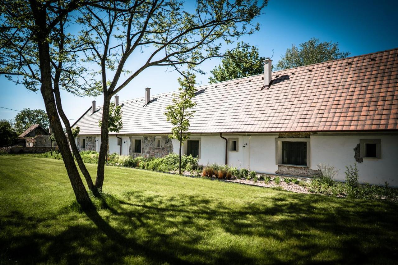 Pajta Apartman Es Vendeghaz Tata Luaran gambar