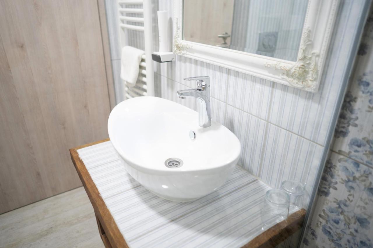 Pajta Apartman Es Vendeghaz Tata Luaran gambar