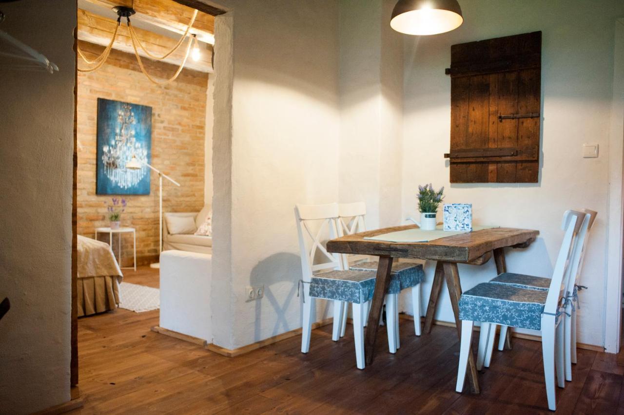 Pajta Apartman Es Vendeghaz Tata Luaran gambar