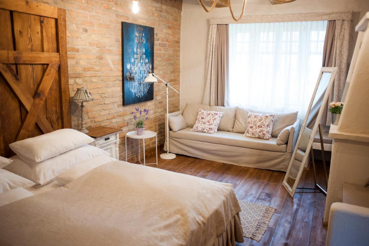Pajta Apartman Es Vendeghaz Tata Luaran gambar