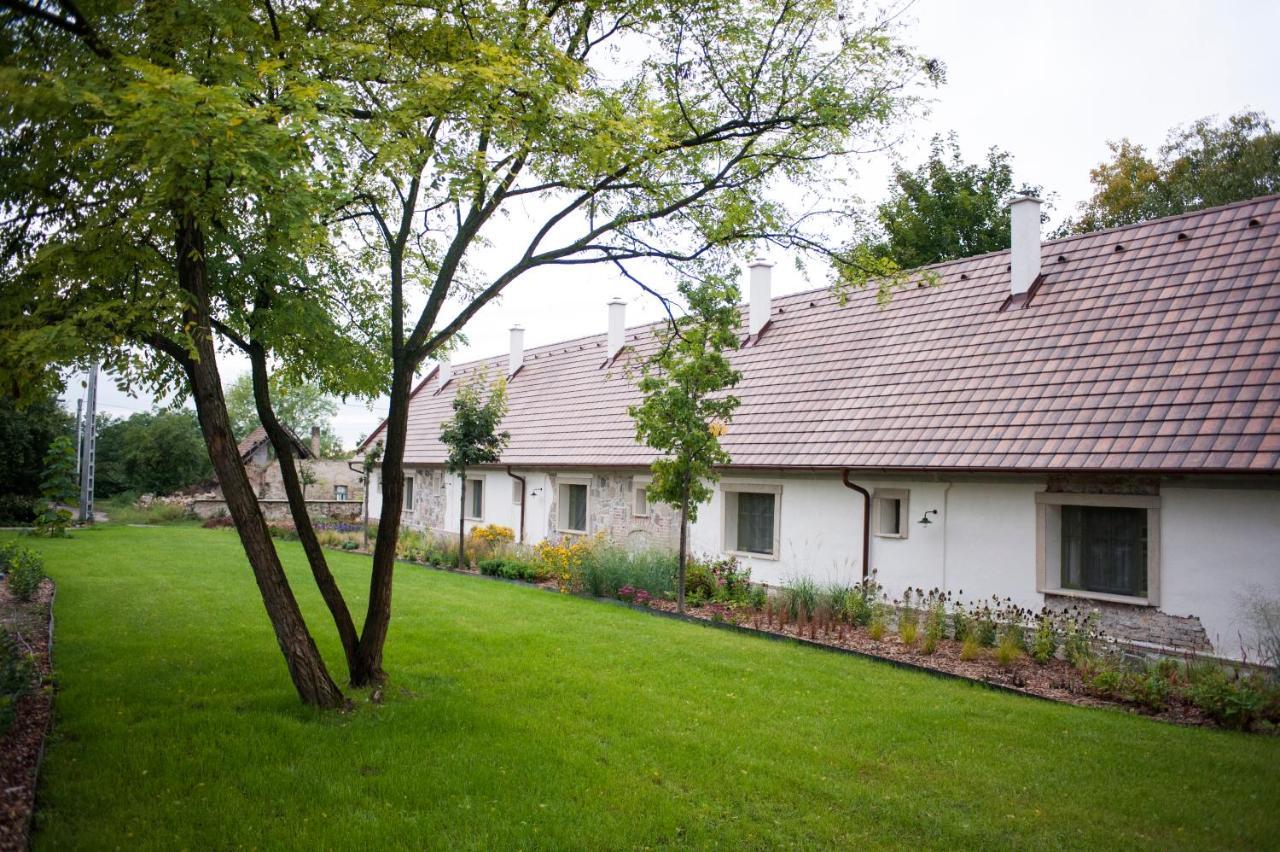 Pajta Apartman Es Vendeghaz Tata Luaran gambar